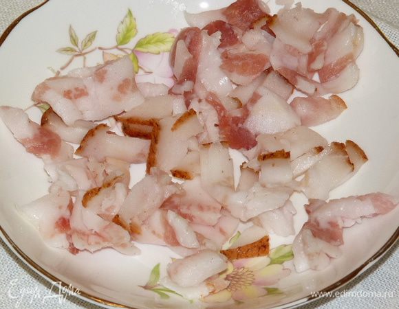 Сало нарезать полосками. Поджарить до прозрачности.