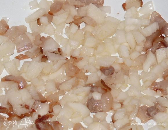 Лук измельчить и добавить к салу, помешивая, жарить до прозрачности лука. Немного остудить.