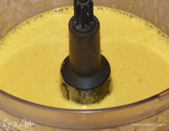 Тем временем взбить яйца, добавить соль по вкусу, куркуму, мускатный орех и разрыхлитель. Перемешать, добавить муку, еще немного взбить.