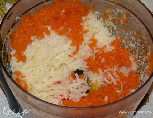 Картофель очистить, натереть на терке, добавить к яйцам. Тыкву натереть, добавить в массу, перемешать.