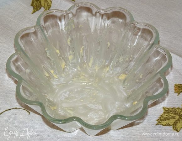 Форму смазать сливочным маслом.