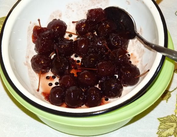 Если варенье с целыми ягодами или кусочками, то процедить. Нам понадобится только жидкая часть.