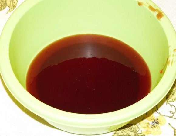 Добавить варенье к яично-молочной массе, тщательно перемешать.