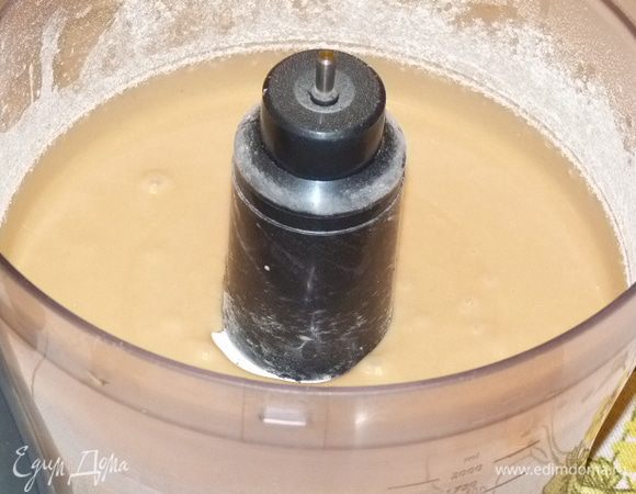 Постепенно добавить муку, еще немного взбить.