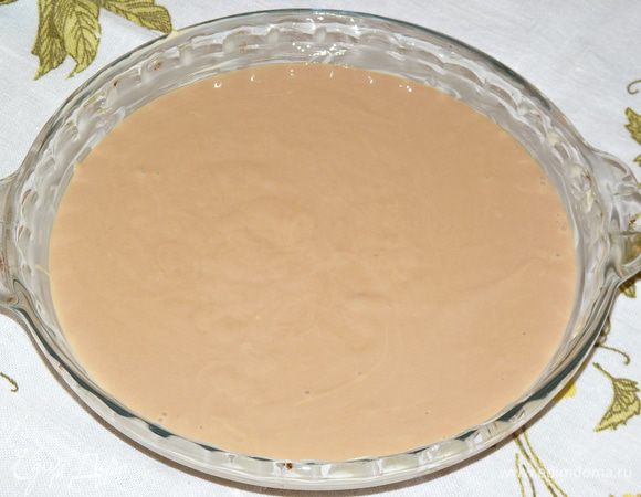 Форму смазать сливочным маслом и влить тесто.