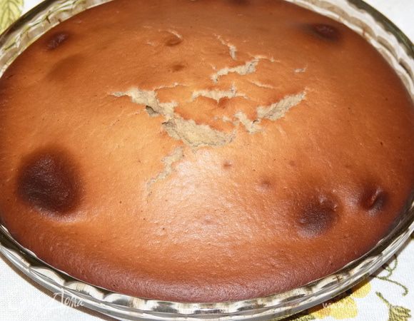 Выпекать при 180°С в течение 30 минут. Пирог из-за варенья будет немного темнее, чем обычная выпечка. Немного остудить в духовке.