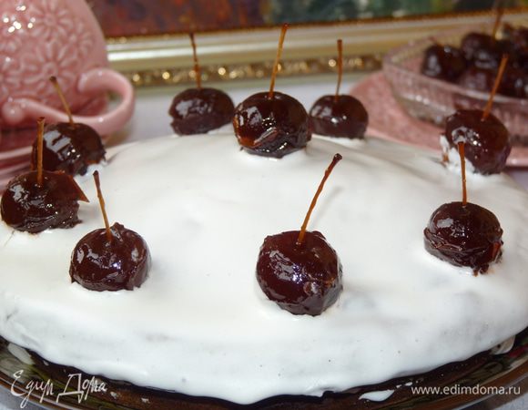 Украсить по желанию. Я украсила глазурью: белок взбила с сахарной пудрой. Сверху украсила оставшимися яблочками из варенья.