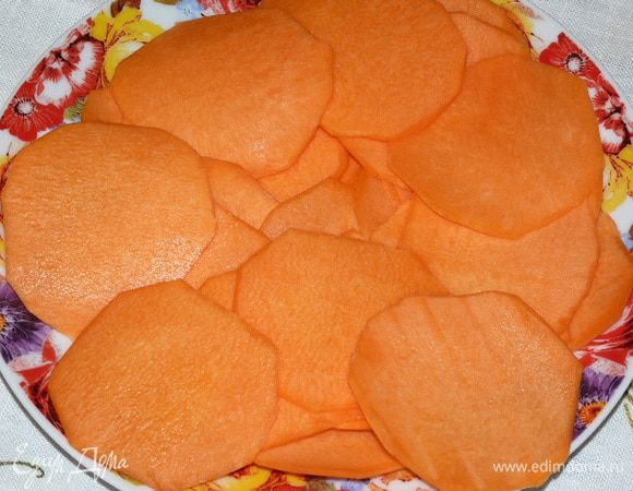 Тыкву нарезать тонкими слайсами, посолить по вкусу. Отставить на пару минут, чтобы вышла лишняя жидкость.