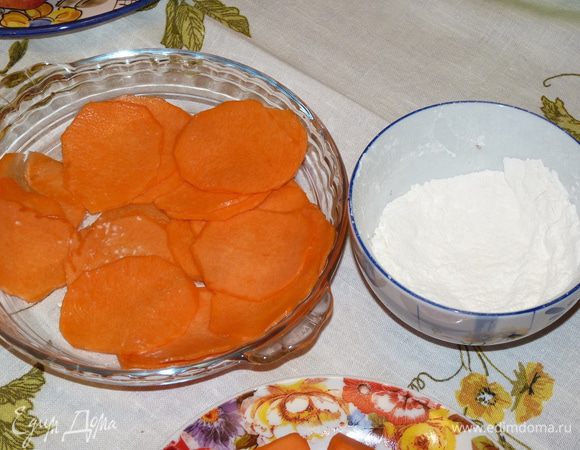 Смешать муку с крахмалом.