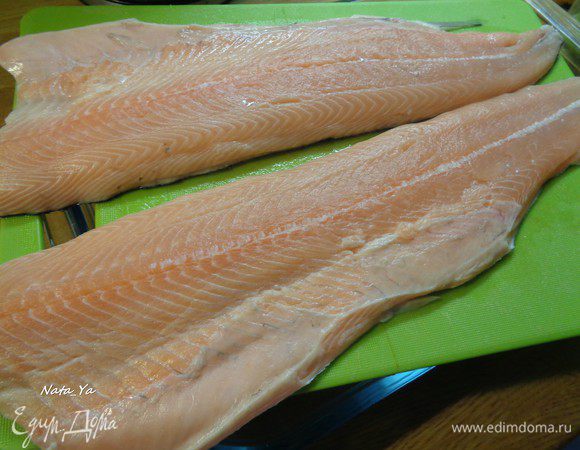 Рыбу помыть, разделать, почистить и приготовить филе. Или взять готовое.
