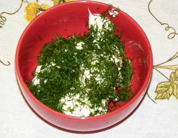 Сыр перемешать с зеленью, выложить сверху на чипсы. Присыпать паприкой. 