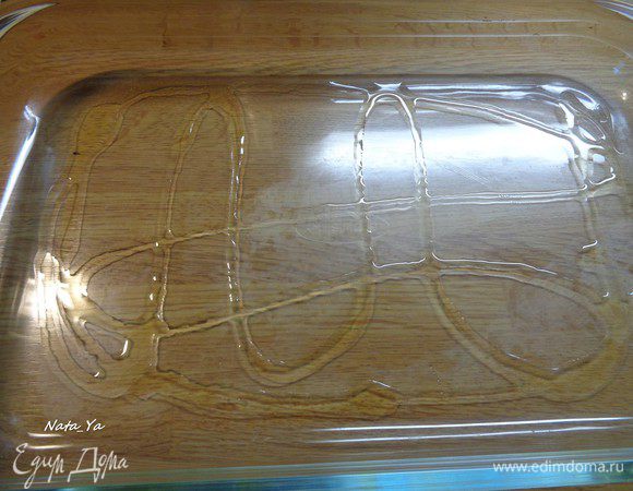 Форму для запекания смазать немного оливковым маслом.