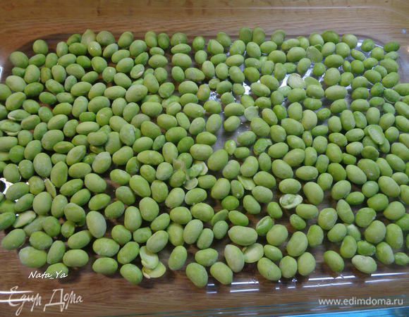 Распределить по дну формы соевые бобы.