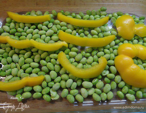 Сверху соевых бобов выложить нарезанный перец.
