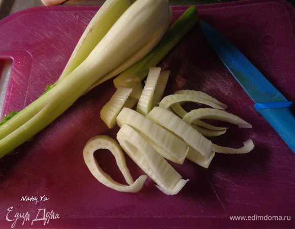Фенхель нарезать небольшими кусочками.