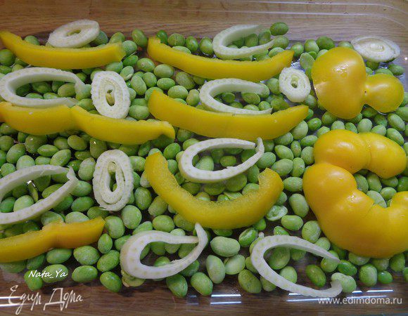 Распределить поверх соевых бобов фенхель.