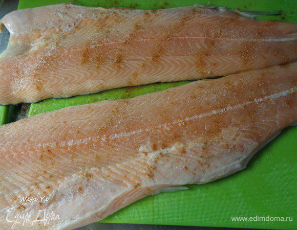 Рыбу с двух сторон посолить и присыпать молотой паприкой.