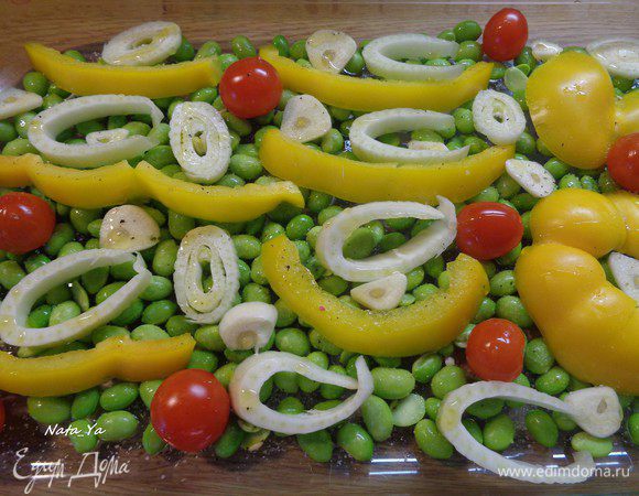 Овощи чуть сбрызнуть оливковым маслом.