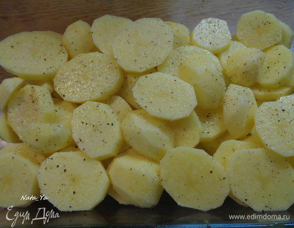 Картофель очистим от кожуры и нарежем кружочками. Будем выкладывать картофель в форму, каждый слой присыпая солью и через слой — молотым перцем. И так до самого верха формы.