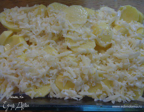 Залить молоком. Молоко можно заменить на сливки, но будет более калорийно.