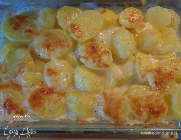 Поставить картофель в разогретую до 200°С духовку на 30 — 35 минут. Вот такая красивая и румяная картошка вышла на гарнир к нашей рыбе.