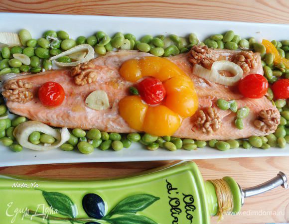 Готовую рыбу выложить на сервировочное блюдо, вокруг выложить овощи.