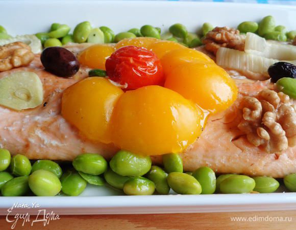 Украсить грецкими орехами и маслинами.