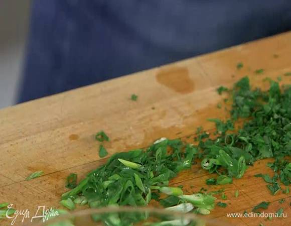 Зеленый лук тонко порезать наискосок.