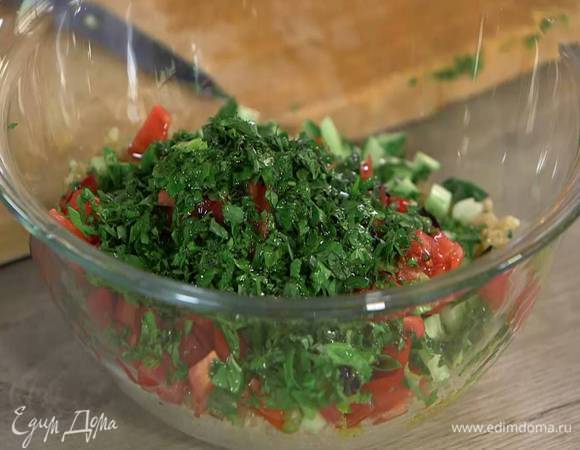 К киноа добавить нарезные овощи и зелень, сбрызнуть все оливковым маслом, посолить, поперчить и перемешать.