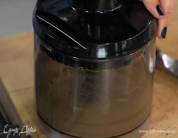 Приготовить пряную смесь: весь перец, гвоздику и зиру измельчить в блендере в пудру.