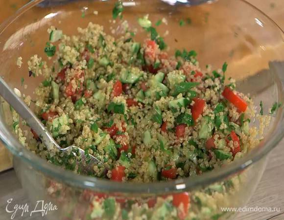 Табуле посыпать 1/2 ч. ложки пряной смеси, корицей и имбирем.