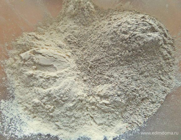 Смешиваем оба вида муки с содой.