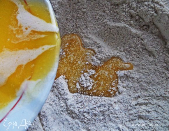 Вливаем растопленное в микроволновке масло.