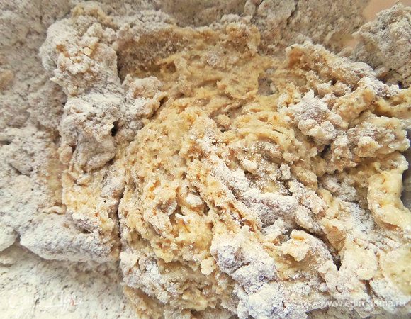 Вымешиваем крутое тесто.