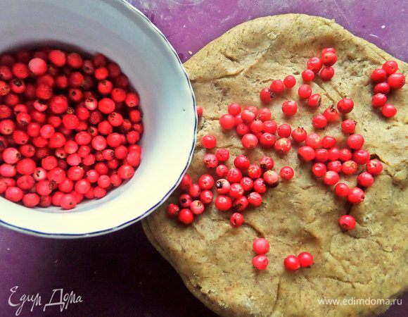 Бруснику можно всыпать при замешивании теста или рассыпать прямо на пласт, как у меня. Это последняя свежая брусника, оставалась недозревшая, вот дошла.