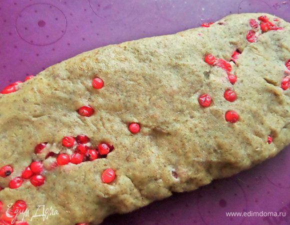 Тесто хоть и плотное, но послушное, приятно с ним работать.