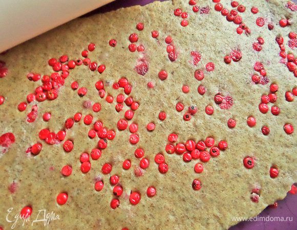 Раскатать в толстенький пласт.