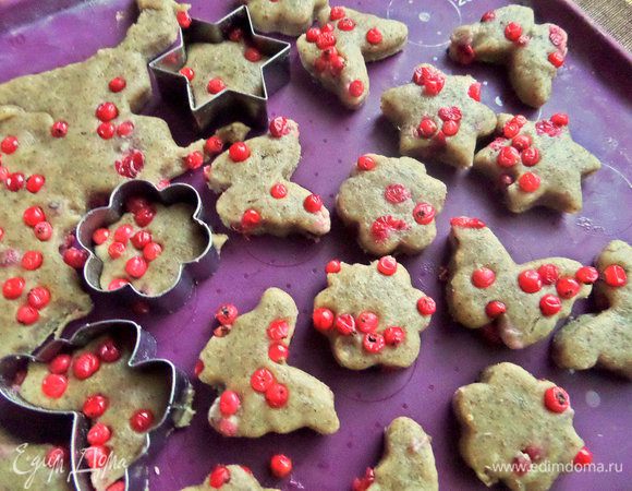 Вырезать формочками любые фигурки.