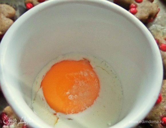 В чашке смешать молоко или сливки с желтком и ванилью.