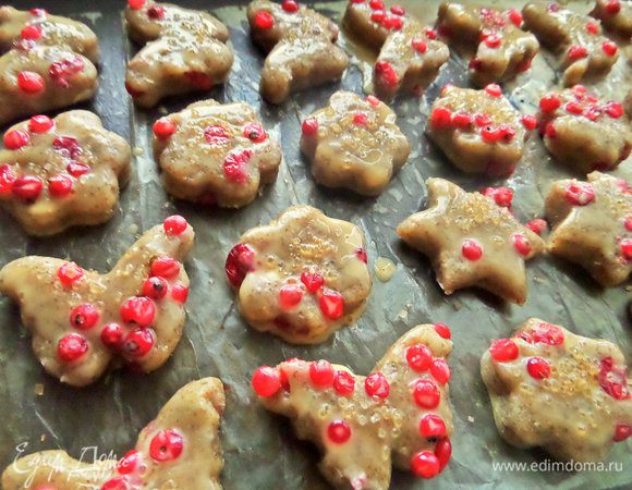 Смазываем данным составом кисточкой пряники, посыпаем по щепотке сахара сверху. Выпекаем при 180°С 15 минут.