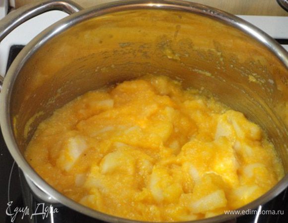 Теперь добавляем корицу и манную крупу, перемешиваем, даем закипеть. И достаточно, можно остужать. На этом этапе я поняла, что молочную кашу можно варить не только с тыквой, но еще и яблоки добавлять. И сахар уже не нужен. И так все вкусно. Можно кушать. Но мы готовим пудинг, поэтому кашу оставим на потом.