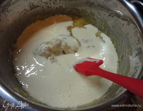 Желтки отделяем от белков и взбиваем с сахаром добела. Добавляем к остывшей яблочно-тыквенной массе.