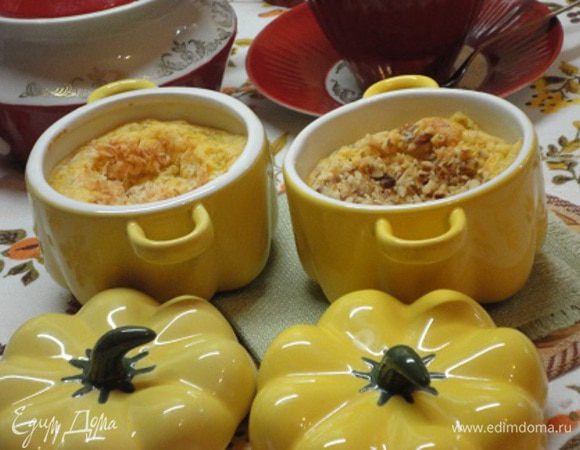 Запекаем 15 — 20 минут при температуре 180°С. Пудинг красиво поднялся, но осел, когда выпечка закончилась, хотя я оставила его еще на 10 минут в духовке. Но на вкусовые качества это не повлияло. С чаем и кофе — отлично! И в теплом виде, и на следующий день.