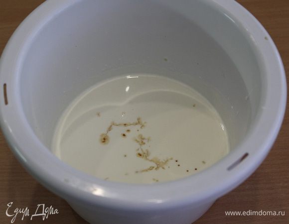 В отдельной емкости взбить яйца с сахаром, добавить ванильный экстракт, кефир, растительное масло. Перемешать.