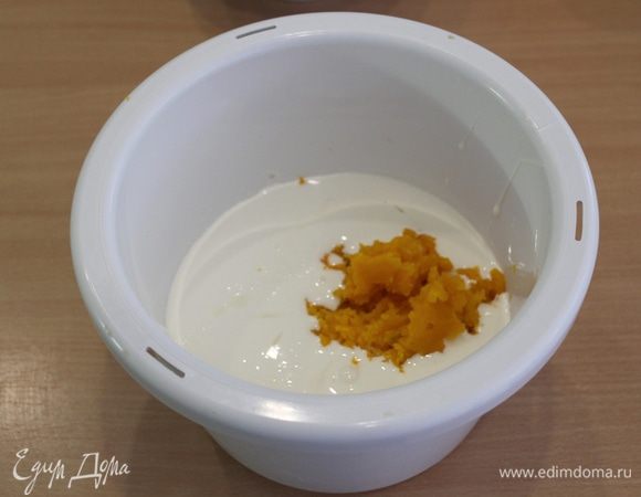 Добавить тыквенное пюре, перемешать.