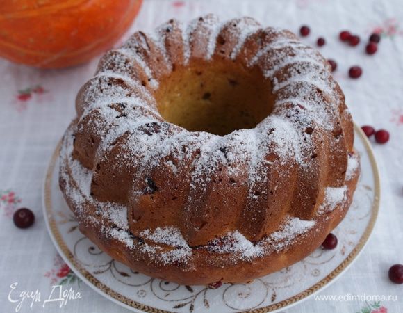 Дать кексу немного остыть, аккуратно вынуть из формы, посыпать сахарной пудрой.