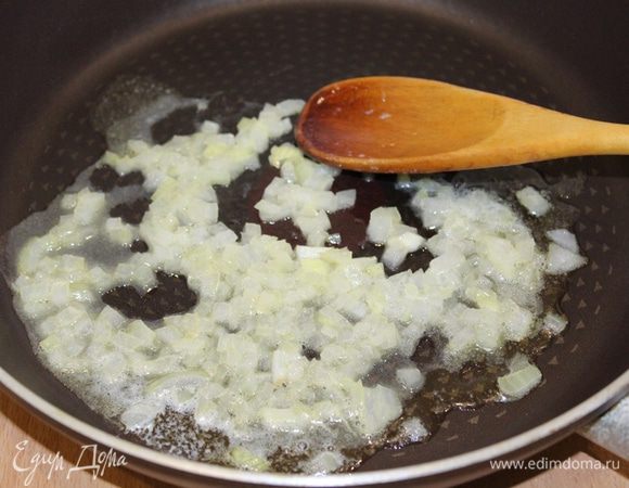 Сковороду ставим на средний огонь, наливаем оливковое масло и золотим в нем пару минут лук. 