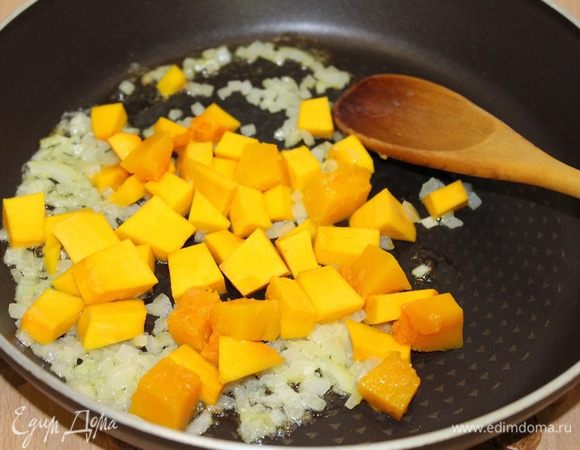 Теперь добавляем нарезанную небольшими кусочками тыкву. Готовим 5 минут, постоянно помешивая и следя за жаром, чтобы ничего не пригорело.