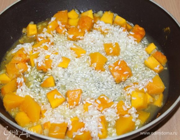 Теперь добавляем рис и тушим еще 2 — 3 минуты, чтобы его зернышки чуточку подрумянились и вобрали в себя масло. Добавляем вино. Помешивая, даем ему испариться (тоже пару минут).