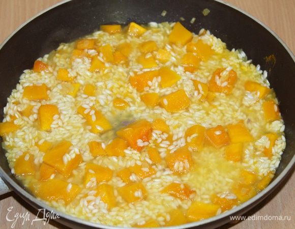 Когда вино испарилось, начинаем добавлять постепенно бульон, около стакана. Дать жидкости впитаться и снова налить порцию бульона. Повторить несколько раз.